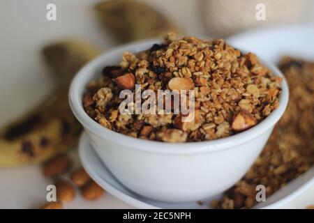 Hausgemachtes Bananengranola aus überreifer Banane, Hafer, Zimtpulver, Mandeln und Rosinen. Ein gesundes Frühstück und Snack Option Stockfoto