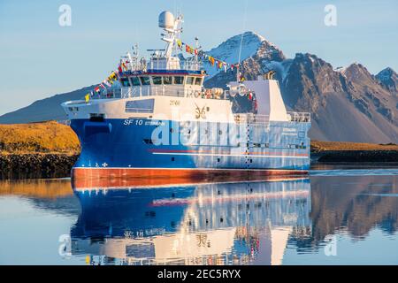 Hornafjordur Island - November 27. 2019: Fischtrawler Steinunn Ankunft im Hafen von Hofn in Hornafjordur in Südisland Stockfoto