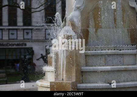 London, England, Großbritannien. Februar 2021, 13th. Gefrorener Brunnen auf der Statue von William Shakespeare am Leicester Square in London, wo der Sturm Darcy die Temperatur unter Null hält. Kredit: Tayfun Salci/ZUMA Wire/Alamy Live Nachrichten Stockfoto