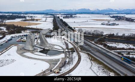 Falkirk, Schottland, Großbritannien. Februar 2021, 13th. Im Bild: Die schottischen Kelpies, Schnee und Eis um sie herum. Schottland war wieder einer der kältesten Nächte ausgesetzt. Das Met Office hat eine gelbe Wetterwarnung für Schnee und Eis für die nächsten 24 Stunden herausgegeben. Die Kelpies sind 30 Meter hohe Pferdekopfskulpturen, die kelpies darstellen.Sie befinden sich zwischen Falkirk und Grangemouth, neben einer neuen Erweiterung des Forth und Clyde Canal und in der Nähe des River Carron, in der Helix, einem neuen Parklandprojekt, das 16 Gemeinden in der Falkirk Council Area, Schottland, verbindet. Quelle: Colin Fisher/Alamy Live News Stockfoto