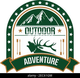 Adventure Club Symbol mit Profil von Hirsch Hirsch brüllend in Rut, eingerahmt von einem Sternenbogen mit Berggipfeln auf der Oberseite und Band Banner unten. Retr Stock Vektor