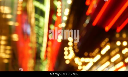 Defokussierte alte angefaste elektrische Lampen leuchten in der Nacht. Abstrakte Nahaufnahme von verschwommener Retro-Casino-Dekoration schimmernd, Las Vegas USA. Beleuchtetes vi Stockfoto