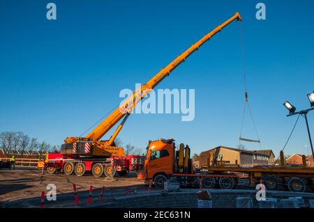 Vordingborg Dänemark - Januar 7. 2018: Kran bereitet sich auf das Heben von Stahlträgern auf einen LKW vor Stockfoto