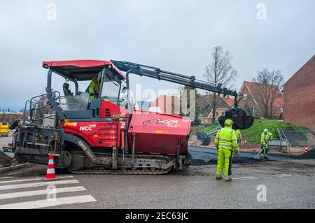 Vordingborg Dänemark - Januar 19. 2018: Pflaster auf einer neuen Straße mit Arbeitern helfen Stockfoto