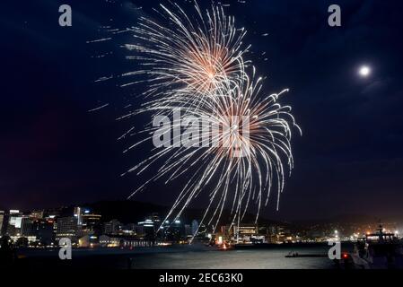 Wellington. Februar 2021, 13th. Am 13. Februar 2021 wird in Wellington, der Hauptstadt Neuseelands, eine Feuerwerksshow zur Feier des chinesischen Neujahrs gezeigt. Quelle: Zhang Jianyong/Xinhua/Alamy Live News Stockfoto