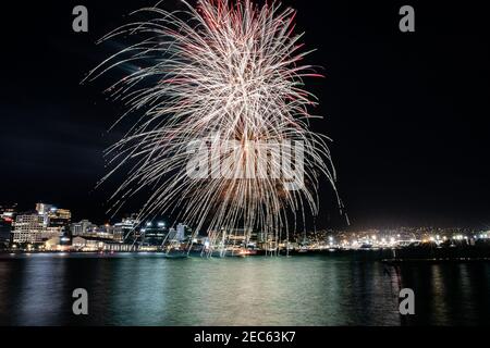 Wellington. Februar 2021, 13th. Am 13. Februar 2021 wird in Wellington, der Hauptstadt Neuseelands, eine Feuerwerksshow zur Feier des chinesischen Neujahrs gezeigt. Quelle: Zhang Jianyong/Xinhua/Alamy Live News Stockfoto