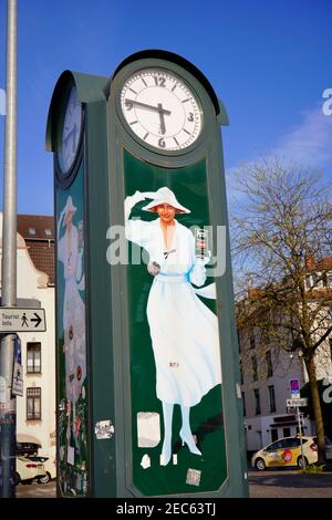 Grüne nostalgische Uhr mit einer Werbung für Perser-Waschmittel mit der sogenannten "White Lady". Lage: Altstadt Düsseldorf. Stockfoto