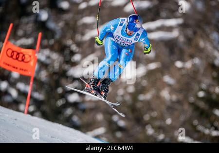 13. Februar 2021, Italien, Cortina d'Ampezzo: Alpinski: Weltmeisterschaften, Abfahrtstraining Männer: Dominik Paris aus Italien beim Zielsprung. Foto: Michael Kappeler/dpa Stockfoto