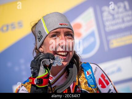 13. Februar 2021, Italien, Cortina d'Ampezzo: Ski Alpin: Weltmeisterschaften, Damen Abfahrt: Kira Weidle aus Deutschland gewinnt die Silbermedaille. Foto: Michael Kappeler/dpa Stockfoto