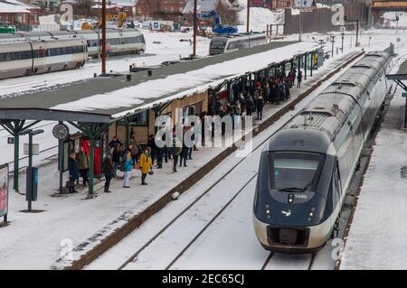 Naestved Dänemark - März 1. 2018: Fahrgäste warten an einem verschneiten Tag auf den Zug, auf der nächsten Strecke gibt es einen DSB IC4 Stockfoto