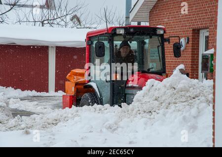 Vordingborg Dänemark - Februar 3. 2018: Arbeiter auf einem Traktor, der nach einem Schneesturm Schnee pflügt Stockfoto