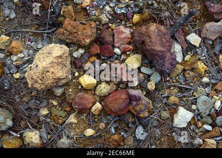 Bunte rote und gelbe Felsen in Bergbaugebiet reich an Kupfererz- und Sulfidlagerstätten Stockfoto