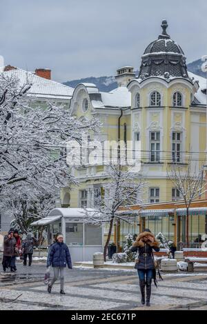Sliven, Bulgarien - März 22nd 2018: Schneebedeckte städtische Straße im Winter Stockfoto