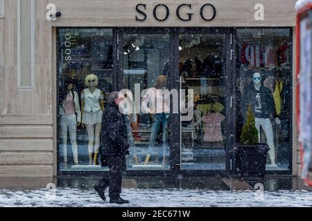 Sliven, Bulgarien - März 22nd 2018: Schnee fällt auf einer Einkaufsstraße Stockfoto