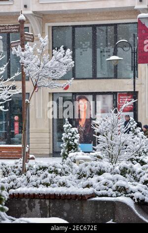 Sliven, Bulgarien - März 22nd 2018: Schneebedeckte städtische Straße im Winter Stockfoto