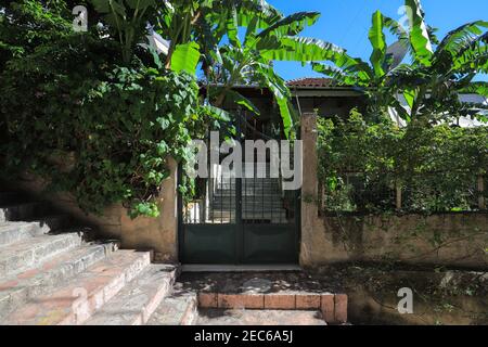 Vintage Ferienhaus mit Grünflächen in Saranda, Albanien Stockfoto