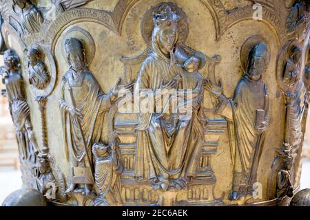 Das Hildesheimer Taufbecken. Kathedrale der Himmelfahrt Mariens in Hildesheim, Deutschland Stockfoto