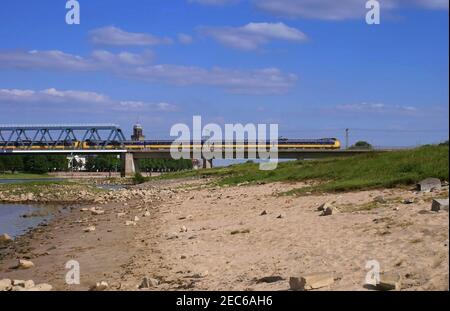 Zug auf Eisenbahnbrücke über den Fluss IJssel in der Nähe von Deventer Stockfoto