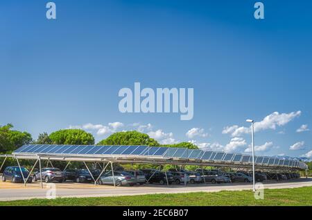 Großer Parkplatz mit Sonnenkollektoren auf dem Dach, um Autos mit ökologischen, erneuerbaren Energien zu laden, Zaton in Kroatien. Großer Kopierspeicher oben Stockfoto