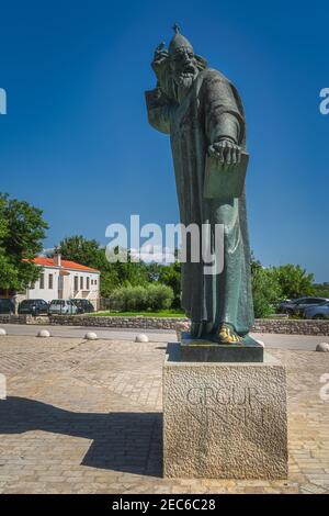 Nin, Kroatien, Juli 2019 Grgur Ninski Statue, er war ein mittelalterlicher Bischof von Nin, stellte die kroatische Sprache in den religiösen Gottesdiensten vor Stockfoto