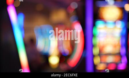 Unschärfe-Spielautomaten leuchten im Casino auf dem fabelhaften Las Vegas Strip, USA. Verschwommene Jackpot-Spielautomaten im Hotel in der Nähe der Fremont Street. Leuchtendes Neon Stockfoto