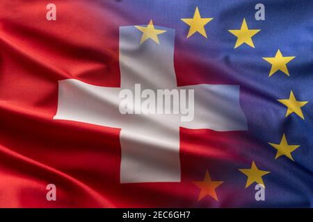 Flaggen der Schweiz und der EU wehen im Wind. Stockfoto