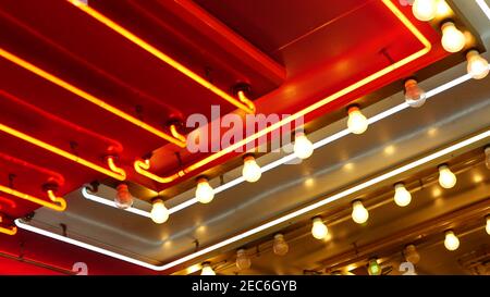 Alte angefachte elektrische Lampen blinken und leuchten in der Nacht. Abstrakte Nahaufnahme von Retro-Casino-Dekoration schimmert in Las Vegas, USA. Beleuchteter Vint Stockfoto