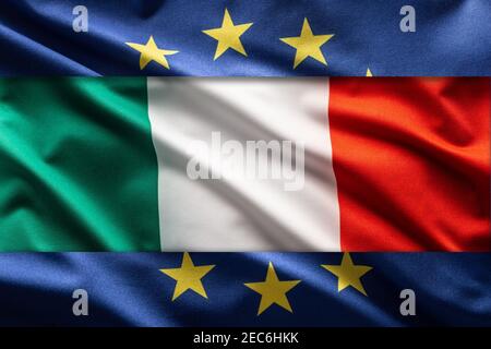 Flaggen Italiens und der EU, die im Wind weht. Stockfoto