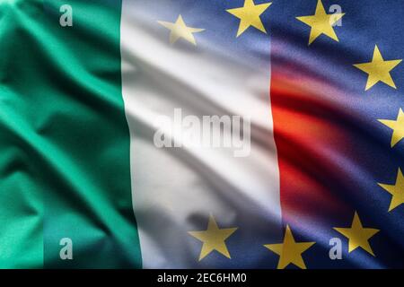 Flaggen Italiens und der EU, die im Wind weht. Stockfoto