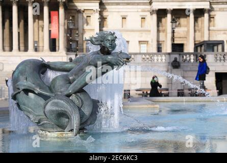 London, Großbritannien, Februar 13th 2021. Trafalgar Square am letzten Tag des großen Eises im Land. Touristen strömten, um die gefrorenen Statuen und Eiswasser zu fotografieren, nach einer weiteren eisigen Nacht. Monica Wells/Alamy Live News Stockfoto