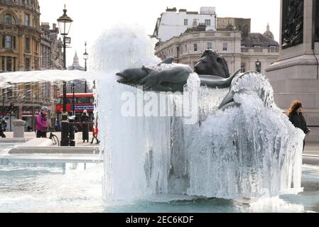 London, Großbritannien, Februar 13th 2021. Trafalgar Square am letzten Tag des großen Eises im Land. Touristen strömten, um die gefrorenen Statuen und Eiswasser zu fotografieren, nach einer weiteren eisigen Nacht. Monica Wells/Alamy Live News Stockfoto