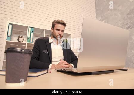 Finanzdirektorbüro. Konzentrierter Broker. Wirtschaft Rezession und Erholung. Finanzexperte Mann arbeiten mit Laptop trinken Kaffee. Börsenkonzept. Finanzielle Investitionen Kryptowährung. Stockfoto