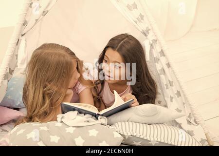 Die Fantasie lief mit ihnen weg. Kleine Mädchen lesen und stellen sich vor, während sie schlafen gehen. Niedliche Träumer mit Buch. Kinder Fantasie und Fantasie. Kreative Fantasie. Lesen fördert die Fantasie. Stockfoto