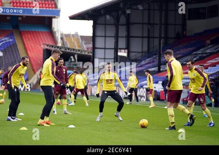 Burnley-Spieler wärmen sich vor dem Premier League-Spiel im Selhurst Park, London, auf. Bilddatum: Samstag, 13. Februar 2021. Stockfoto