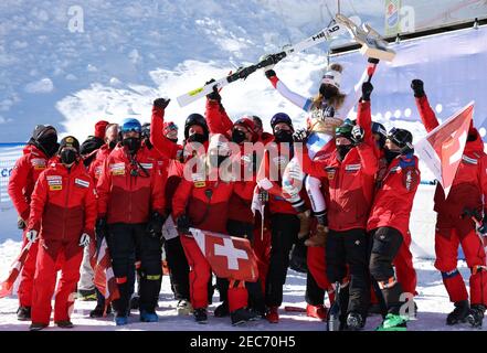 2/13/2021 - SUTER Corinne (SUI) Team mit Goldmedaille während 2021 FIS Alpine World SKI Championships - Abfahrt - Damen, Alpinskirennen in Cortina (BL), Italien, Februar 13 2021 (Foto: IPA/Sipa USA) Credit: SIPA USA/Alamy Live News Stockfoto