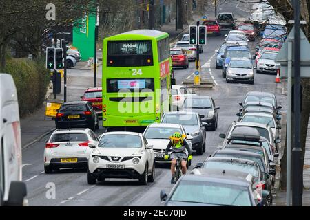 Bristol, Großbritannien. 13th. Februar 2021. Wetter in Großbritannien. Starker Verkehr auf der Muller Road B4469 in Bristol während der Covid-19-Sperre. Bild: Graham Hunt/Alamy Live News Stockfoto