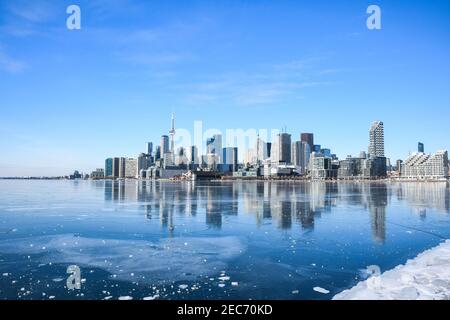 Toronto Skyline am Polson Pier im Winter Stockfoto