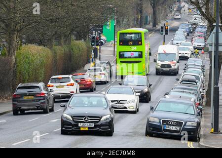 Bristol, Großbritannien. 13th. Februar 2021. Wetter in Großbritannien. Starker Verkehr auf der Muller Road B4469 in Bristol während der Covid-19-Sperre. Bild: Graham Hunt/Alamy Live News Stockfoto