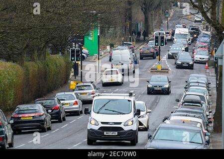 Bristol, Großbritannien. 13th. Februar 2021. Wetter in Großbritannien. Starker Verkehr auf der Muller Road B4469 in Bristol während der Covid-19-Sperre. Bild: Graham Hunt/Alamy Live News Stockfoto