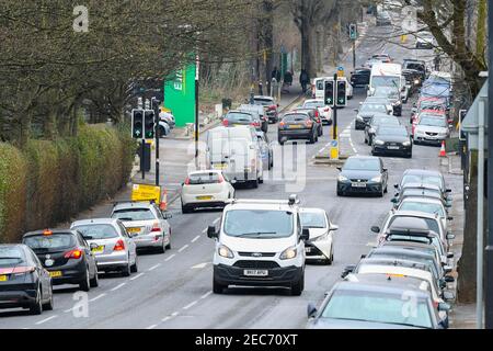 Bristol, Großbritannien. 13th. Februar 2021. Wetter in Großbritannien. Starker Verkehr auf der Muller Road B4469 in Bristol während der Covid-19-Sperre. Bild: Graham Hunt/Alamy Live News Stockfoto