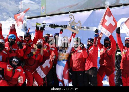 2/13/2021 - SUTER Corinne (SUI) Team mit Goldmedaille während 2021 FIS Alpine World SKI Championships - Abfahrt - Damen, Alpinskirennen in Cortina (BL), Italien, Februar 13 2021 (Foto: IPA/Sipa USA) Credit: SIPA USA/Alamy Live News Stockfoto