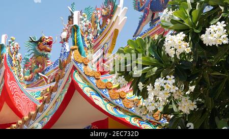 Traditionelle orientalische taoistische chinesische Kloster Tempel Dach Details, festliche Drachen Dekoration. Klassischer asiatischer religiöser mehrfarbiger Schrein oder Pagode in b Stockfoto