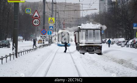 Moskau, Russland. Februar 2021, 13th. Verkehrszusammenbruch durch Schnee in Moskau.der Schneefall am Freitag, den 12. Februar, brach den Tagesrekord für diesen Tag, der 1973 aufgezeichnet wurde. Prognostiker zuvor gewarnt, dass eine große Menge an Niederschlägen wird auch am Samstagabend fallen. Kredit: SOPA Images Limited/Alamy Live Nachrichten Stockfoto