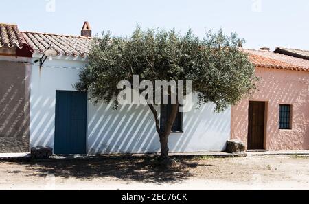 Verwitterte Gebäude von San Salvatore di Sinis Dorf in Cabras, Sardinien, Italien Stockfoto