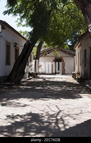 Verwitterte Gebäude von San Salvatore di Sinis Dorf in Cabras, Sardinien, Italien Stockfoto