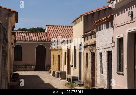 Verwitterte Gebäude von San Salvatore di Sinis Dorf in Cabras, Sardinien, Italien Stockfoto