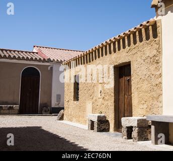 Verwitterte Gebäude von San Salvatore di Sinis Dorf in Cabras, Sardinien, Italien Stockfoto