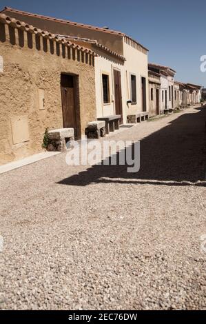 Verwitterte Gebäude von San Salvatore di Sinis Dorf in Cabras, Sardinien, Italien Stockfoto