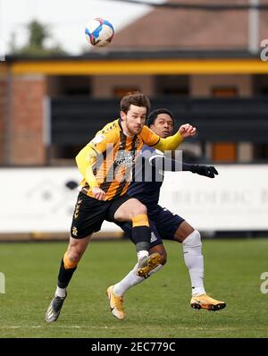 Jack Iredale von Cambridge United (links) und Ashley Nathaniel-George von Southend United kämpfen im zweiten Spiel der Sky Bet League im Abbey Stadium in Cambridge um den Ball. Bilddatum: Samstag, 13. Februar 2021. Stockfoto