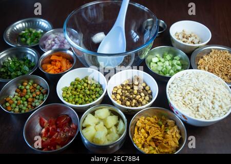 Chatpate - Gemüse mit Rice Puffs Snack ist ein beliebtes Street Food in Nepal & Indien. Ölfrei, voller Gemüse, leicht, würzig und knackig. Stockfoto